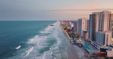 Daytona Sahili, Florida. Günbatımında turistik yerler ve altyapı. Güney Florida, ABD 'de lüks oteller ve apartmanlar aydınlatıldı.