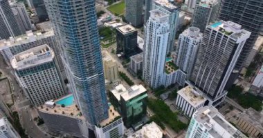 Miami Brickell 'in şehir merkezi, Florida, ABD. Modern Amerikan megapolis 'indeki yüksek gökdelenli binaların kentsel manzarası