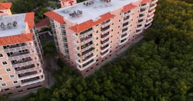 Florida 'da sakin doğa bölgesinde pahalı bir apartman. Banliyö mahallesindeki aile evleri. Amerikan banliyölerinde gayrimenkul geliştirme.