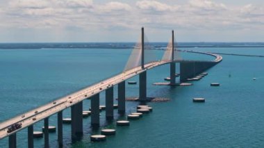 Florida 'daki Tampa Körfezi üzerinde Sunshine Skyway Köprüsü' nde trafik arabaları olan bir otoyol. ABD 'de ulaşım altyapısı.