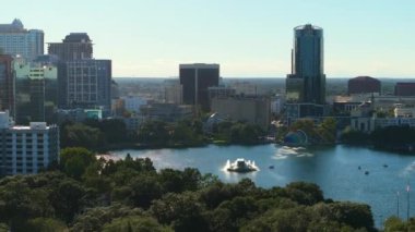 Orlando, Florida şehir mimarisi. Eola Gölü Parkı ve şehir merkezindeki yüksek binalar. Florida 'da gayrimenkul geliştirme. ABD seyahat hedefi
