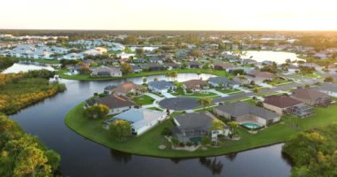 ABD 'de birinci sınıf konut geliştirme. Güneybatı Florida 'da yeşil palmiye ağaçları arasında pahalı rıhtım evleri var..