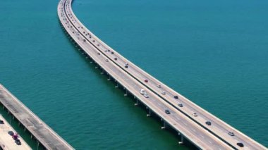 Florida, ABD 'nin ulaşım altyapısı. Tampa Körfezi üzerinde trafik arabalarıyla Sunshine Skyway Köprüsü.