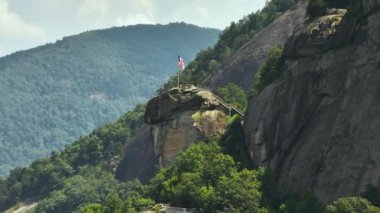 Appalachian dağlarında gidilecek yer. Baca Kayası 'nda Amerikan ulusal bayrağı ve Kuzey Carolina' daki Chimney Rock State Park 'ta bir sürü turist var.