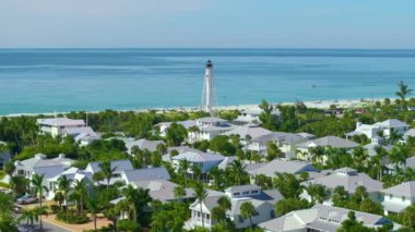 Florida 'nın güneybatısındaki Gasparilla Adası' ndaki Boca Grande adasındaki varlıklı liman bölgesinde ticari gemiler için deniz feneri..