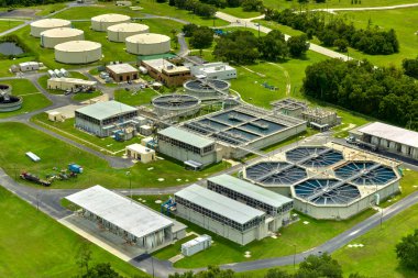 Kentsel atık su arıtma tesisindeki modern su temizleme tesisinin havadan görüntüsü. İstenmeyen kimyasalların, askıya alınmış katı maddelerin ve gazların kirlenmiş sıvılardan çıkarılması süreci.