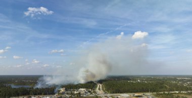 Florida 'nın kuzey liman şehrinde şiddetli yangınların hava manzarası. Orman ormanlarında kurak mevsimde yaşanan doğal afet..