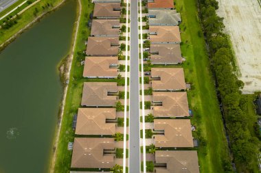 Florida 'nın kapalı banliyö bölgesindeki aile evlerinin havadan görüntüsü. Amerikan banliyölerinde gayrimenkul geliştirme.