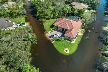 Doğal afet sonrası. Florida yerleşim bölgesinde Ian kasırgası ile sel basmış evler..