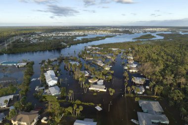 Doğal afet sonrası. Florida yerleşim bölgesinde kasırga yağışı ile sel basmış evler.