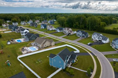 Amerikan banliyölerinde emlak gelişimine örnek olarak Amerikan rüya evleri. Rochester, New York 'taki yerleşim yerlerinin yukarıdan görüntüsü.