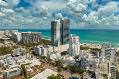 Miami Beach 'in Amerikan güney mimarisi. South Beach yüksek lüks oteller ve apartmanlar. Güney Florida, ABD 'deki turizm altyapısı.