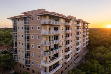 Florida banliyö bölgesinde bir apartman dairesi. Amerikan banliyölerinde emlak gelişimine örnek olarak Amerikan kondominyumu.