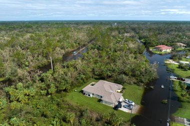 Doğal afetin sonuçları. Florida yerleşim bölgesindeki Ian kasırgasından sonra evlerin etrafını su basmış..