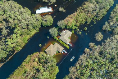 Doğal afetin sonuçları. Florida yerleşim bölgesindeki Ian kasırgasından sonra evlerin etrafını su basmış..