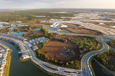 Amerikan banliyölerinde konut geliştirme. Hazırlanmış zeminde inşaatın başlaması.
