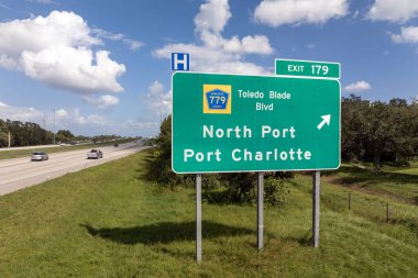 Florida, ABD eyaletler arası yolda otoyol çıkış tabelası. I-75 karayolu kavşağı Kuzey Limanı ve Charlotte Limanı 'na çıkıyor..