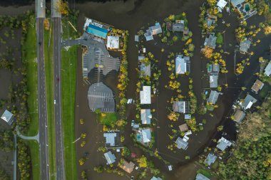 Florida yerleşim bölgesindeki Ian kasırgasından sonra evlerin etrafını su basmış. Doğal afetin sonuçları..
