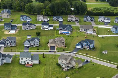ABD 'deki konut piyasası. New York, Rochester 'daki banliyö yerleşim evleri. Düşük yoğunluklu, taşrada iki katlı özel evler..