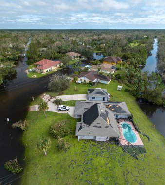 Ian Kasırgası, Florida yerleşim alanındaki yüzme havuzu üzerinde hasar görmüş çatısı ve verandası olan evi yok etti. Doğal afetin sonuçları..