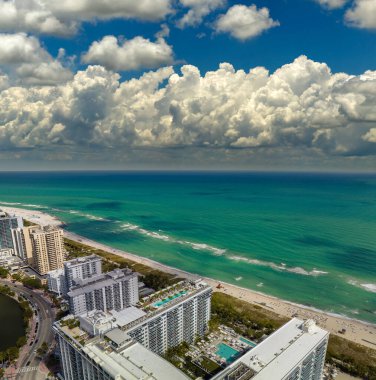 Miami Sahili 'nin panoramik manzarası. South Beach yüksek lüks oteller ve apartmanlar. ABD 'de seyahat hedefi.