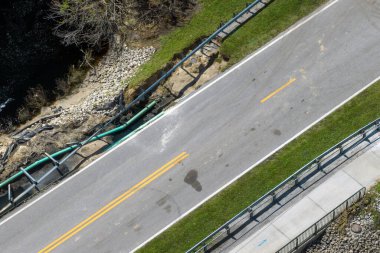 Yol yapımı. Florida 'daki asfaltı sel baskınından sonra yıkılan köprünün tamiri. İnşaat yol çalışması sahası.