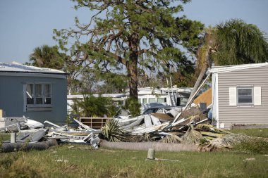 Florida gezici ev bölgesinde Ian kasırgasından sonra ciddi hasar görmüş evler. Doğal afetin sonuçları..