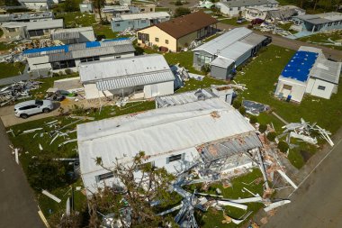 Florida gezici ev bölgesinde Ian kasırgasından sonra ciddi hasar görmüş evler. Doğal afetin sonuçları..