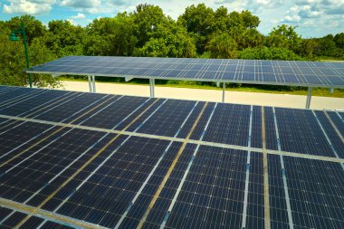 Park yerinin üzerine temiz enerjinin etkin üretimi için park edilmiş arabalar için güneş panelleri yerleştirildi.