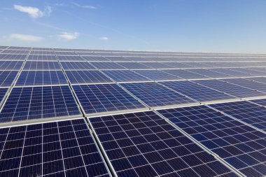 Çatıya temiz ekolojik elektrik enerjisi üretmek için güneş fotovoltaik panelleri yerleştirildi. Sıfır emisyon kavramı ile yenilenebilir elektrik.