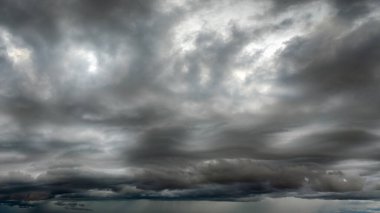 Fırtınalı kümülonimbus bulutları karanlık gökyüzünde fırtınadan önce oluşuyor. Hareket eden ve değişen bulutlu hava durumu.