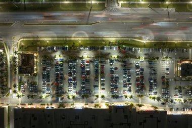 Florida, North Port 'taki alışveriş merkezi plazasında aydınlatılmış trafik arabaları var. ABD ulaştırma altyapı kavramı.