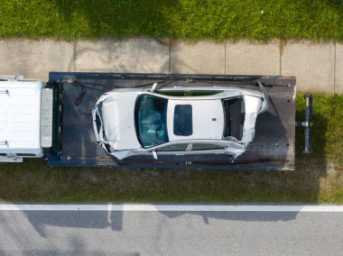 Çekici kamyon kaza yerinde parçalanmış araç taşıyor. Amerikan caddesindeki trafik kazasına acil servis personeli cevap veriyor. Amerika 'da ilk yardım ekipleri yolda..