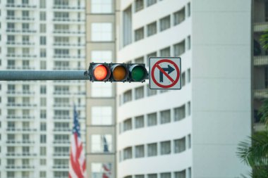 Trafik ışıkları Miami, Florida 'da şehir caddesinde arabaları düzenliyor..