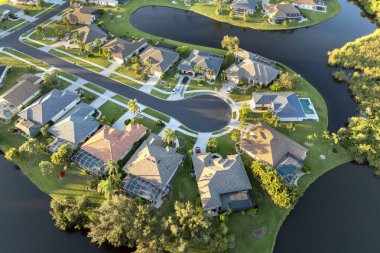 Günbatımında büyük arka bahçeleri ve yeşil çimenleri olan lüks banliyö evleri. Sarasota, Florida 'nın kırsal kesimlerinde özel yerleşim evleri..