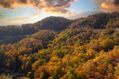 Kuzey Carolina Appalachian dağlarındaki ABD karayolu taşıma altyapısı. Hızlı sürüş arabaları olan Amerikan çevre yolu.