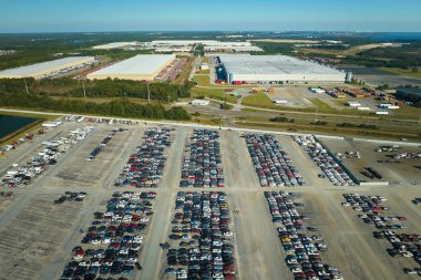 Kazadan sonra park halindeki ikinci el arabaların satışa hazır olduğu büyük otoparkın manzarası. Açık arttırma reseker şirketi tamir için ikinci el bozuk araçlar satıyor..