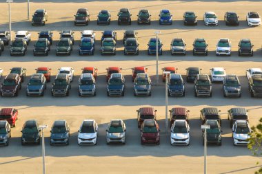 Satıcıların açık hava otoparkından bir sürü yeni araba satışa sunuluyor. Amerikan otomotiv endüstrisinin gelişimi kavramı.