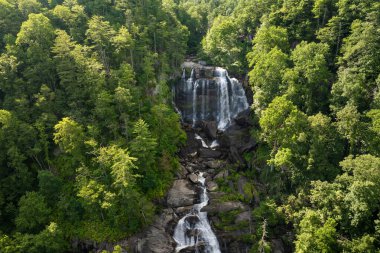 Nantahala Ulusal Ormanı 'ndaki Whitewater Şelalesi, Kuzey Carolina, ABD. Yeşil yemyeşil ormanların arasındaki kayalık kayalardan dökülen berrak sularla dolu güzel bir şelale manzarası..