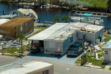 Kasırga sonrası özel evlerde rüzgar hasarı Florida 'daki mobil evler arasında yayıldı. Doğal afetin sonuçları..