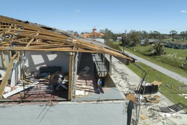 Rüzgar, Florida 'daki Ian kasırgasından sonra asfalt kiremitleri eksik olan evi ve duvarları yıktı. Doğal afetten sonra bina yıkıldı.