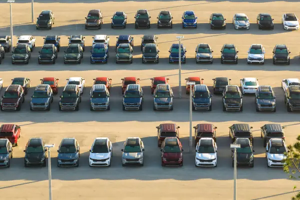 Satıcıların açık hava otoparkından bir sürü yeni araba satışa sunuluyor. Amerikan otomotiv endüstrisinin gelişimi kavramı.