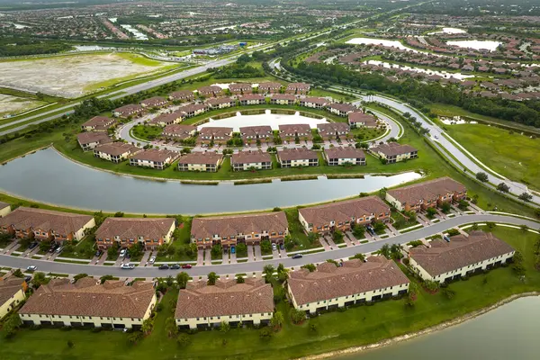 Güney Florida 'da kapalı yaşam kulüplerinde, yoğun bir şekilde inşa edilmiş konut havuzlarının manzarası. Amerikan banliyölerinde emlak gelişimine örnek olarak Amerikan rüya evleri.