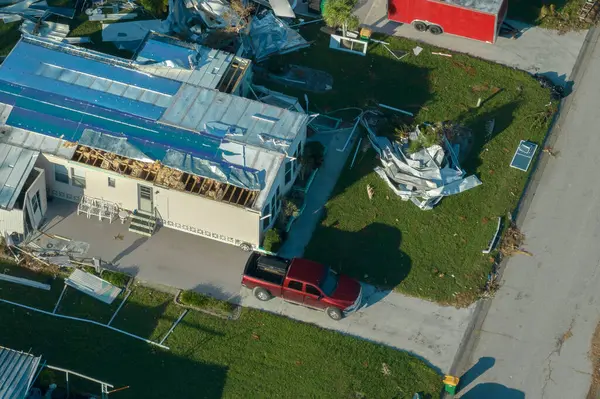 Florida yerleşim bölgesindeki Ian kasırgasından sonra hasar görmüş mobil evlerin görüntüsü. Doğal afetin sonuçları..