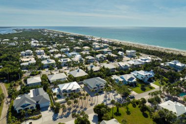 Kırsal ABD banliyölerindeki Amerikan rıhtım evleri. Florida 'nın güneybatısındaki Gasparilla Adası' ndaki küçük Boca Grande kasabasındaki büyük yerleşim yerlerinin manzarası.