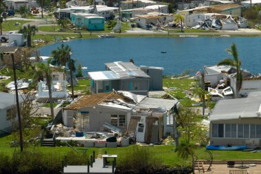 Florida yerleşim bölgesindeki Ian kasırgasından sonra ağır hasar görmüş mobil evler. Doğal afetin sonuçları..