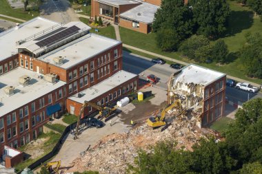 Berea, Kentucky 'deki Tarihi Edwards Binası' nın yıkımı. Sürüngen kazıcı eski yapının tuğla duvarlarını yıkıyor.