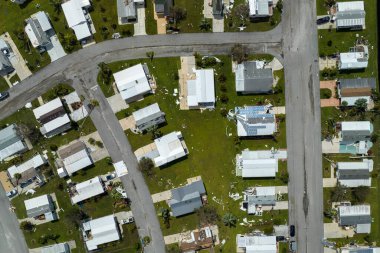 Florida 'daki taşınabilir evleri kasıp kavuran güçlü rüzgârlı banliyö evleri. Doğal afetin sonuçları..