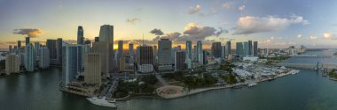 Florida, ABD 'de Miami Brickell şehir merkezinin akşam manzarası. Modern Amerikan megapolis 'inde karanlık yüksek gökdelen binaları olan gökyüzü..