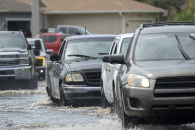 Florida yerleşim bölgesinde araba süren kasırga ve sağanak yağış. Doğal afetin sonuçları..